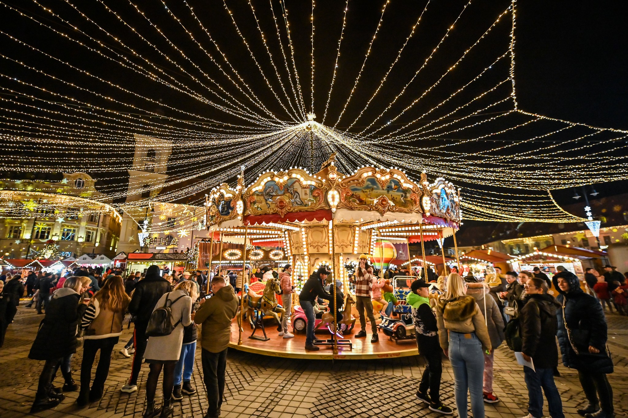 Târgul de Crăciun din Sibiu — Piața Mare iluminată