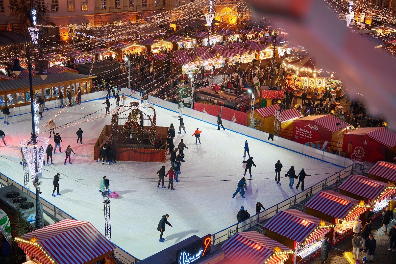Pista de hielo en la Plaza Mayor, Sibiu